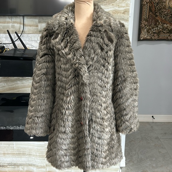 Versailles by Hillmoor Jackets & Blazers - Versailles by Hillmoor Faux Fur Grey Fox. Size M/L